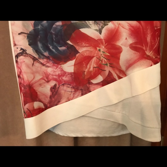 😀 $30/3  Floral top breezy xs/s - Picture 3 of 3
